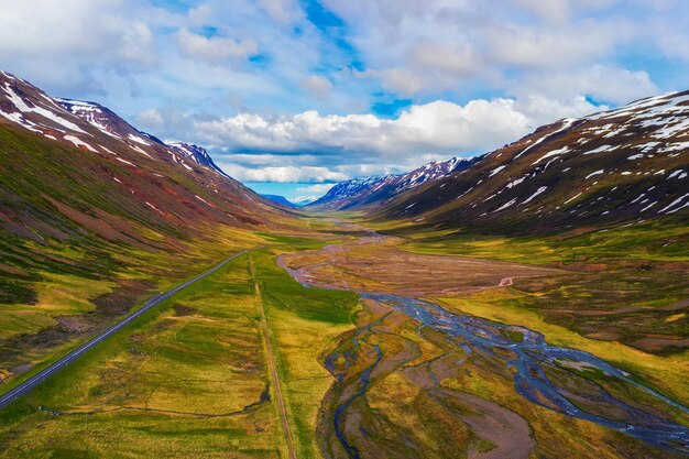 Vista aérea de una carretera que atraviesa el paisaje islandés