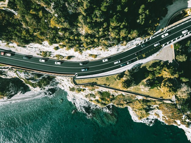 Vista aérea de la carretera que bordea el océano o el mar en Italia