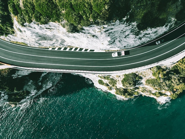 Vista aérea de la carretera que bordea el océano o el mar en Italia