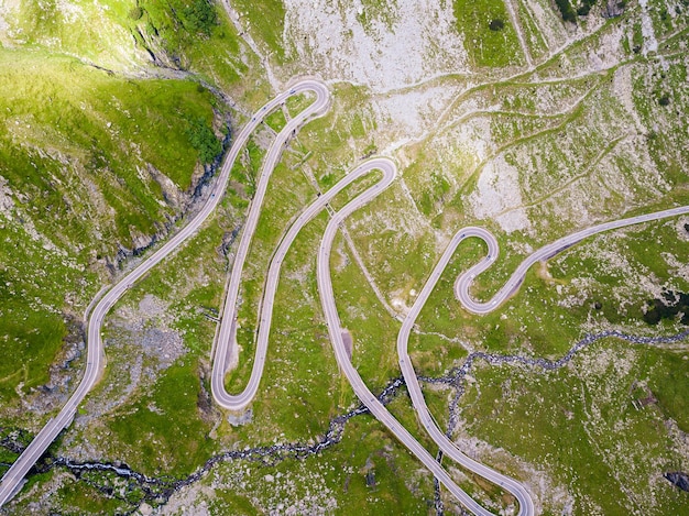 Vista aérea de la carretera sinuosa por un dron Sibii Rumania Un gran lugar para conducir y detenerse durante un viaje por carretera
