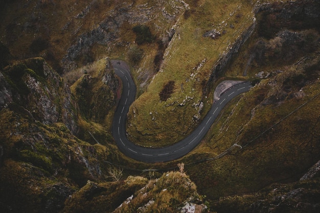 Foto vista aérea de una carretera sinuosa en la montaña