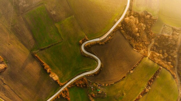 Foto vista aérea de la carretera sinuosa