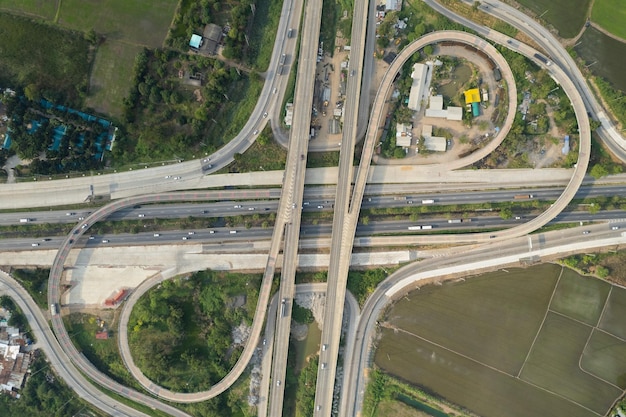 Vista aérea de la carretera con el transporte de la vista superior de la carretera del automóvil