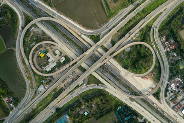 Vista aérea de la carretera con el transporte de la vista superior de la carretera del automóvil