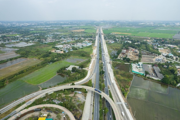 Vista aérea de la carretera con el transporte de la vista superior de la carretera del automóvil