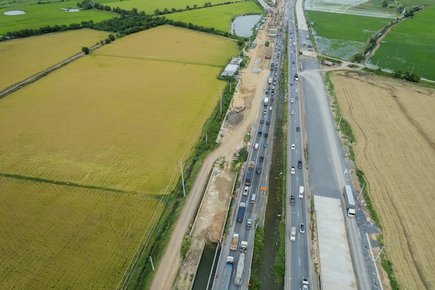 Vista aérea de la carretera con el transporte de la vista superior de la carretera del automóvil