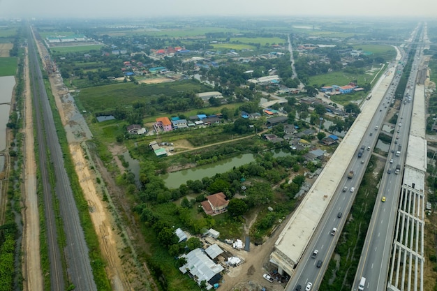 Vista aérea de la carretera con el transporte de la vista superior de la carretera del automóvil