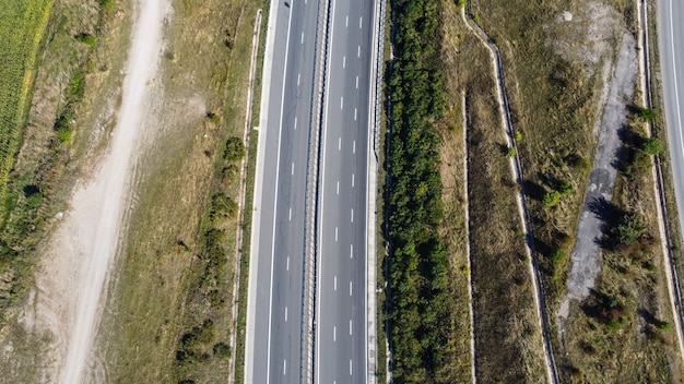 Vista aérea de la carretera vacía sin coches.