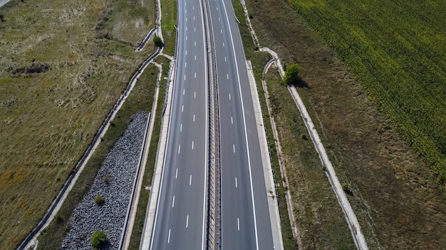 Vista aérea de la carretera vacía sin tráfico.