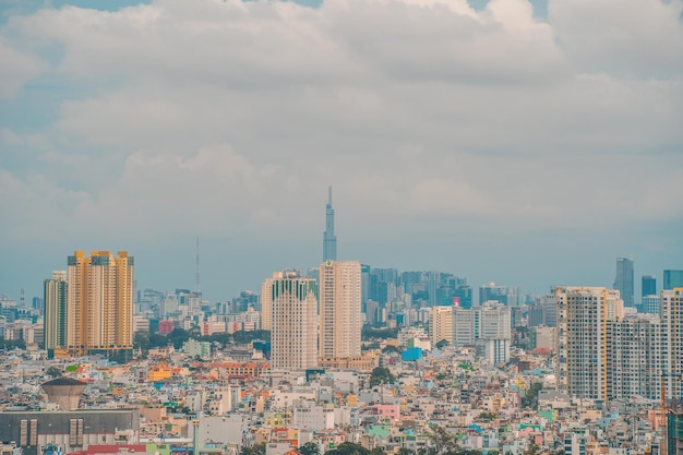 Vista aérea de las carreteras de los edificios de la Torre Bitexco Carretera Vo Van Kiet en la ciudad de Ho Chi Minh Lejos está el rascacielos Landmark 81 Concepto de viaje