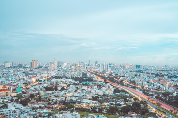 Vista aérea de las carreteras de los edificios de la Torre Bitexco Carretera Vo Van Kiet en la ciudad de Ho Chi Minh Lejos está el rascacielos Landmark 81 Concepto de viaje