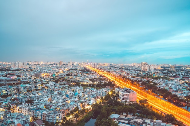 Vista aérea de las carreteras de los edificios de la Torre Bitexco Carretera Vo Van Kiet en la ciudad de Ho Chi Minh Lejos está el rascacielos Landmark 81 Concepto de viaje