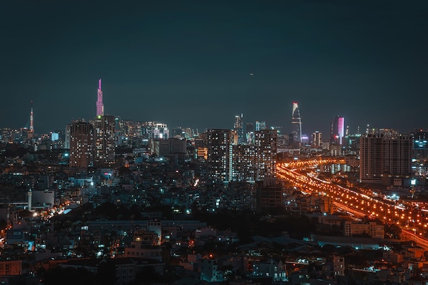 Vista aérea de las carreteras de los edificios de la Torre Bitexco Carretera Vo Van Kiet en la ciudad de Ho Chi Minh Lejos está el rascacielos Landmark 81 Concepto de viaje