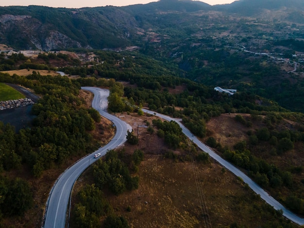 Vista aérea de carreteras en grecia montañas de tesalia copia espacio amanecer