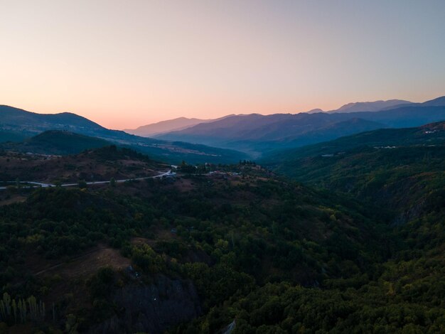 Vista aérea de carreteras en grecia montañas de tesalia copia espacio amanecer