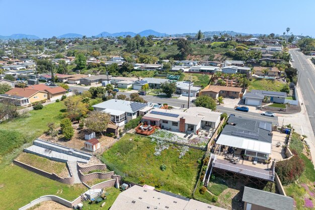 Foto vista aérea de una casa con cielo azul en un suburbio de la ciudad de san diego, california, estados unidos