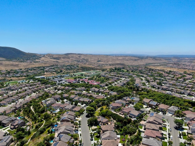 Vista aérea de la casa de lujo de subdivisión moderna residencial en el sur de California