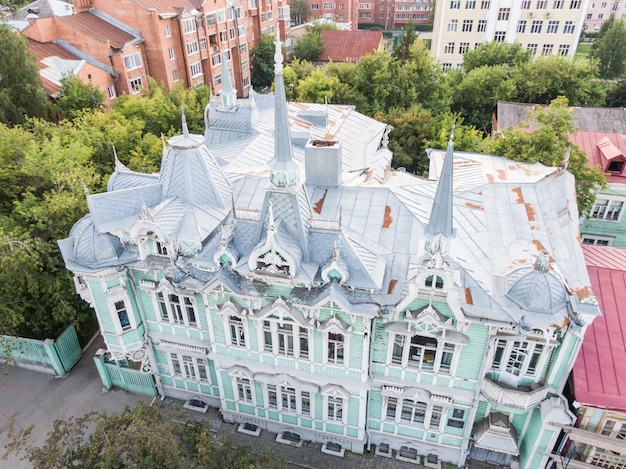 Vista aérea de la casa de madera con ventanas talladas del arquitecto Homich, monumento de la arquitectura de Tomsk. Siberia, Rusia