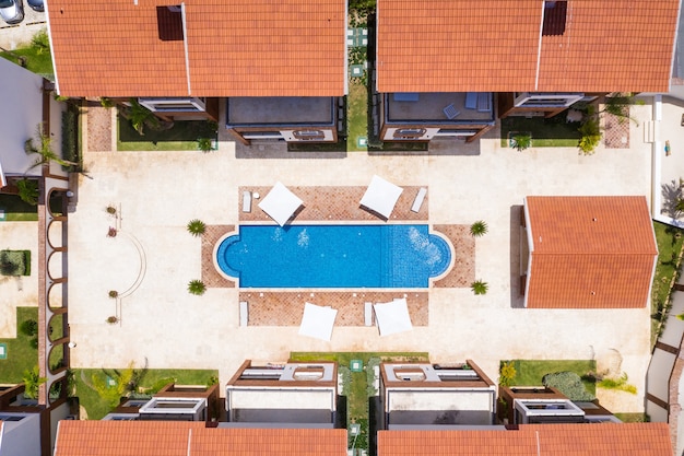 Vista aérea de una casa con piscina