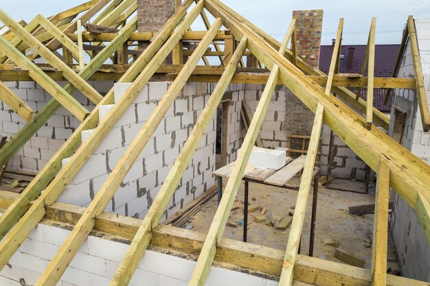 Vista aérea de una casa privada con paredes de ladrillo de hormigón celular y estructura de madera para el futuro techo.