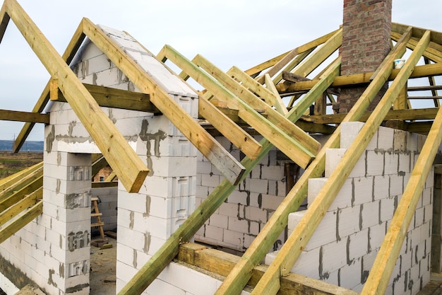 Vista aérea de una casa privada con paredes de ladrillo de hormigón celular y estructura de madera para el futuro techo.