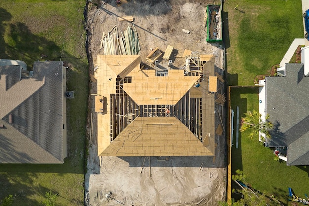 Vista aérea de una casa privada suburbana con un techo de madera en construcción en una zona rural tranquila de Florida