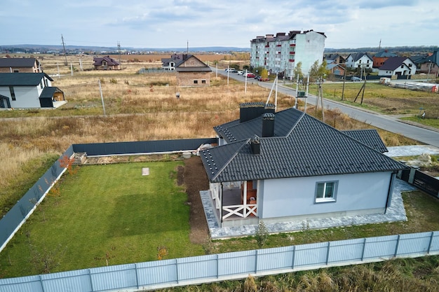 Vista aérea de casa residencial con patio trasero en zona rural suburbana