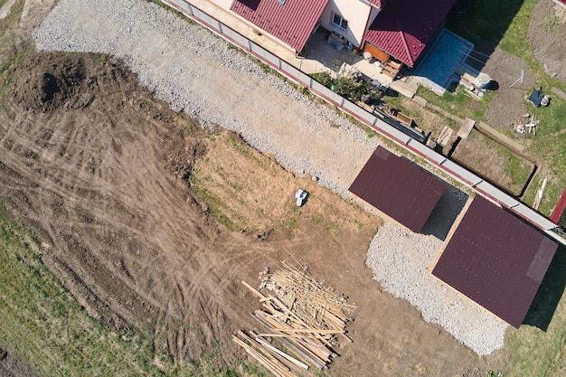 Foto vista aérea de casa residencial con patio trasero en zona rural suburbana