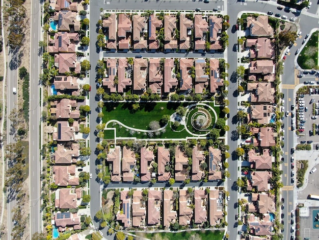 Vista aérea de la casa de subdivisión residencial del sur de California. La expansión urbana