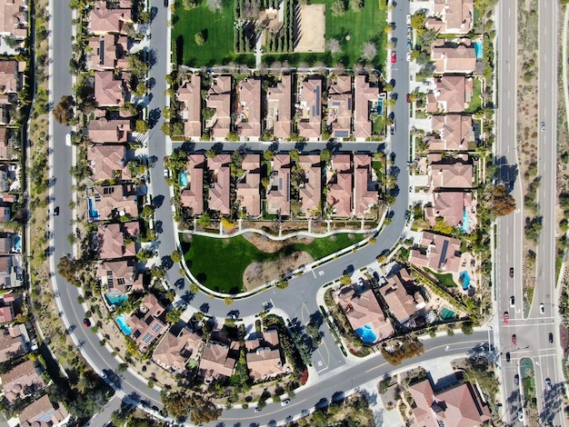 Vista aérea de la casa de subdivisión residencial del sur de California. La expansión urbana