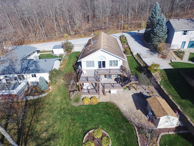Vista aérea de la casa suburbana con cubierta y jardín Fort Wayne