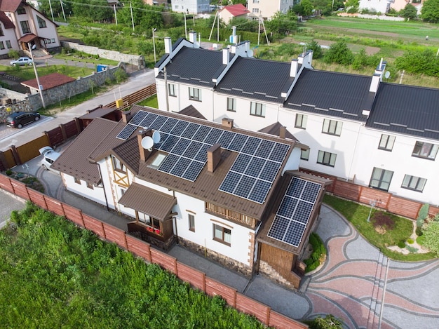 Vista aérea de casa con techo solar energía limpia