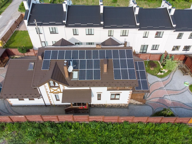 Vista aérea de casa con techo solar energía limpia