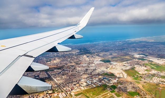 Vista aérea de Casablanca desde un avión de aterrizaje, Marruecos