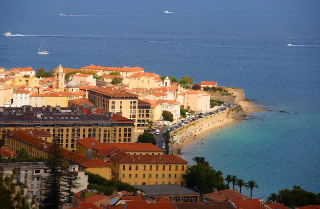 La vista aérea de las casas de Ajaccio en la isla de Córcega, Francia