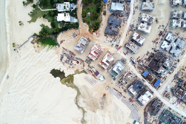Vista aérea de casas y edificios en la ciudad