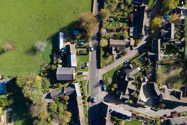 Vista aérea de casas en un entorno de aldea rural en Inglaterra