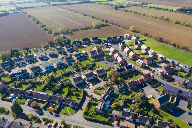 Vista aérea de casas en un entorno de aldea rural en Inglaterra