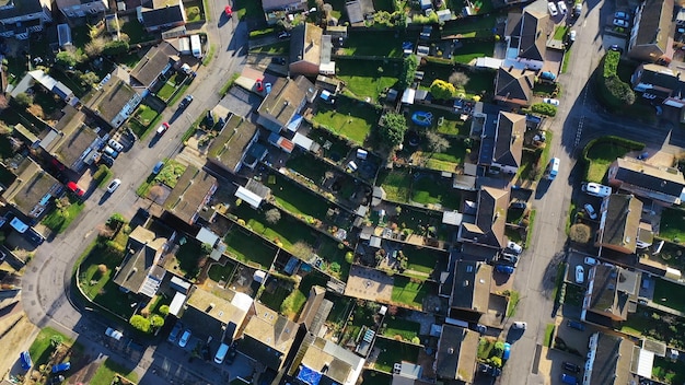 Vista aérea de casas en un entorno suburbano en Inglaterra