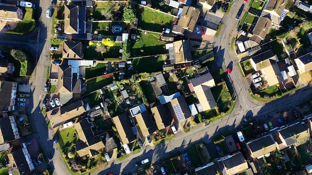 Vista aérea de casas en un entorno suburbano en Inglaterra