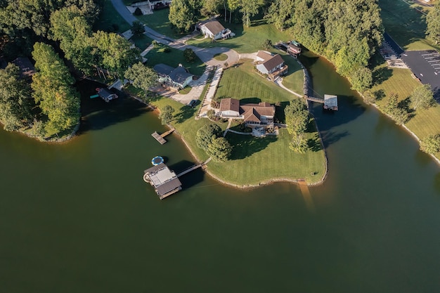 Vista aérea de las casas frente al lago y los muelles de barcos flotantes con cubierta superior y tobogán en el lago Tims Ford