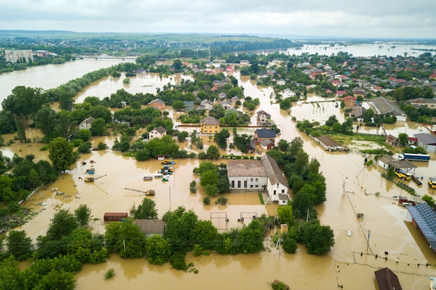 Vista aérea de casas inundadas con agua sucia del río Dnister en la ciudad de Halych, Ucrania occidental