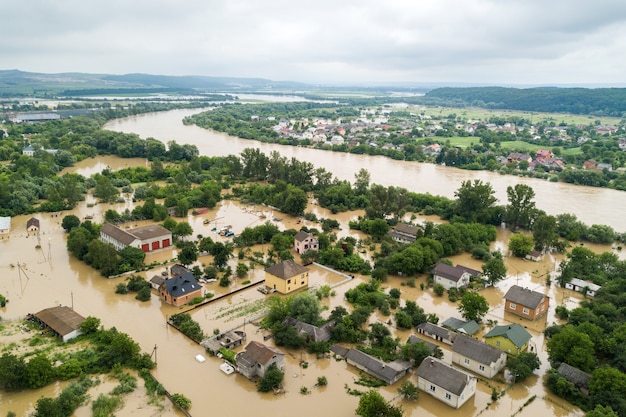 Vista aérea de casas inundadas con agua sucia del río Dnister en la ciudad de Halych, Ucrania occidental.