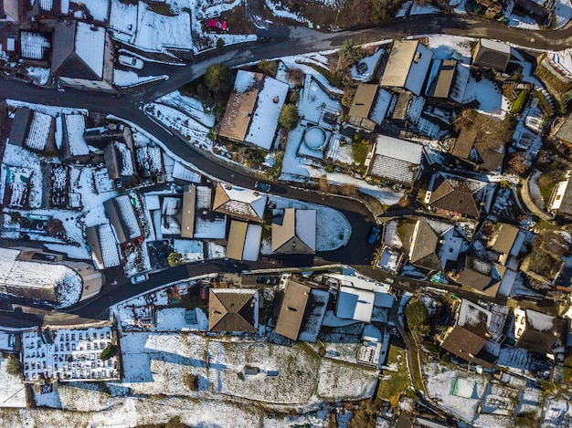 Vista aérea de las casas durante el invierno
