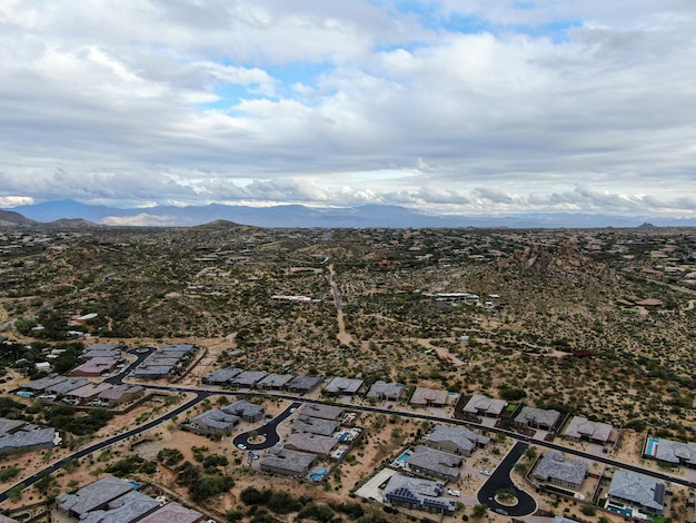 Vista aérea de casas de lujo de lujo con paisajes secos de montaña y desierto en Scottsdale Phoenix