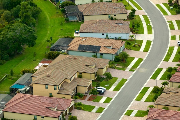 Vista aérea de casas muy apretadas en clubes de vida cerrados de Florida Casas familiares como ejemplo de desarrollo inmobiliario en los suburbios estadounidenses