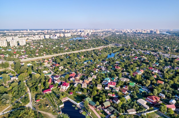 Vista aérea de casas en la orilla del río dnieper en kiev, ucrania