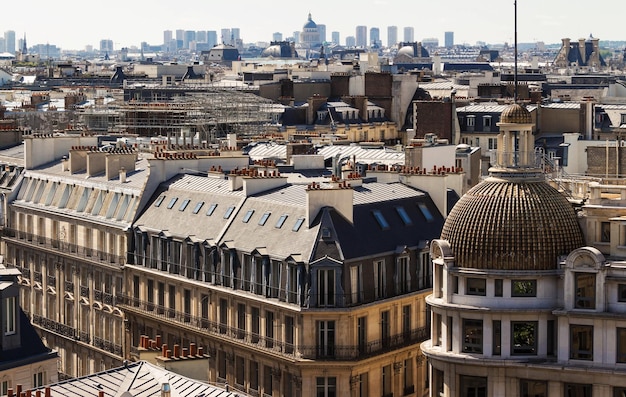 La vista aérea de casas parisinas Francia