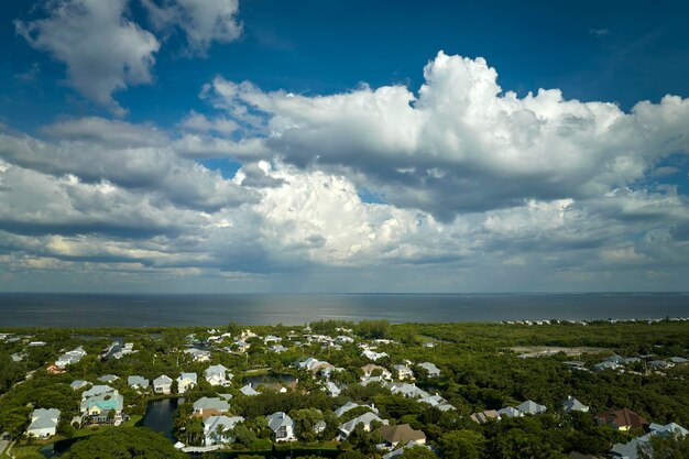 Foto vista aérea de casas residenciales caras en la pequeña ciudad insular de boca grande en la isla de gasparilla en el suroeste de florida casas de ensueño estadounidenses como ejemplo de desarrollo inmobiliario en los suburbios de los estados unidos