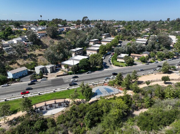 Vista aérea de casas residenciales y condominios en el vecindario sur de San Diego, California, Estados Unidos